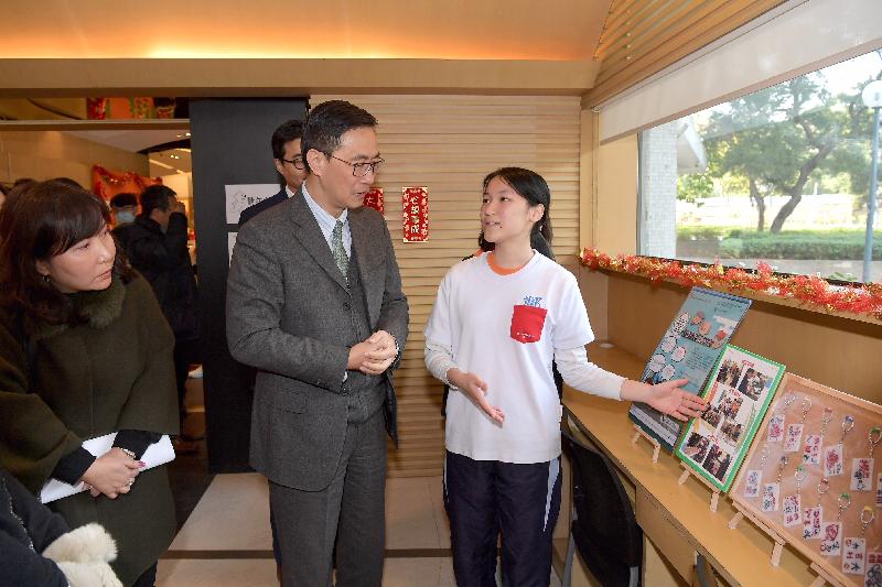 Accompanied by the District Officer (Tuen Mun), Ms Aubrey Fung (left), the Secretary for Education, Mr Kevin Yeung (centre), visits the Jockey Club Kin Sang S.P.O.T. of the Hong Kong Federation of Youth Groups and chats with a young volunteer.
