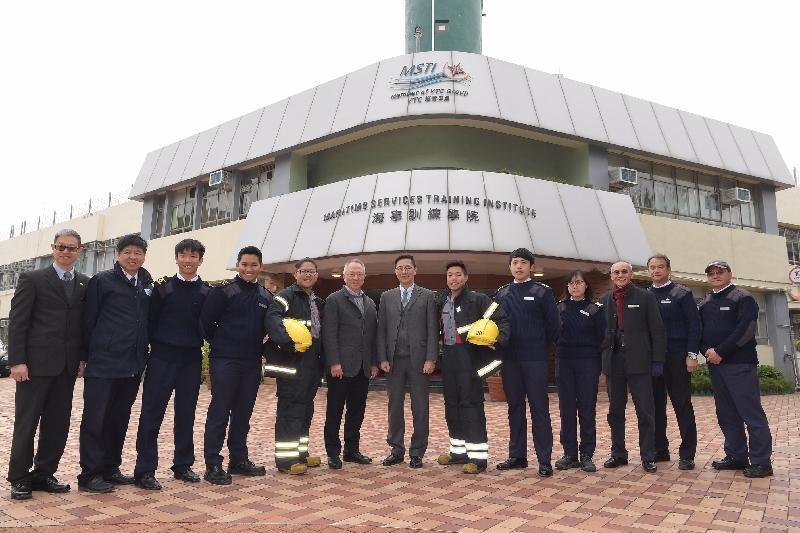 教育局局长杨润雄（中）今日（二月五日）到访屯门区，他首先前往位于大榄涌的海事训练学院，参观其校舍及教学设施，并与职员及学生合照。

