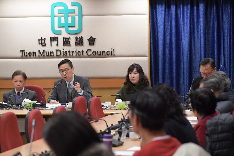 教育局局長楊潤雄（左二）今日（二月五日）到訪屯門區議會，與主席梁健文（左一）及區議員會面，就教育及地區事務交換意見。 
