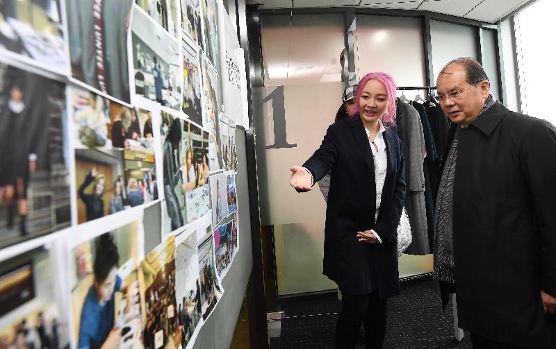 政务司司长张建宗（右）今日（二月五日）参观深圳南山区深港青年创新创业基地，并听取香港创业团队成员讲解在基地创业的情况。
