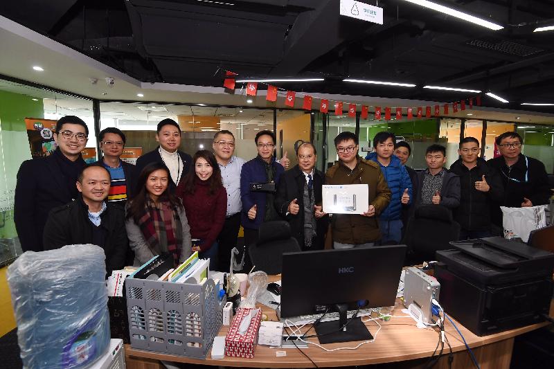 政务司司长张建宗今日（二月五日）到访深圳南山区并参观深港青年创新创业基地。图示张建宗（右七）与创业基地内的香港创业团队合照。