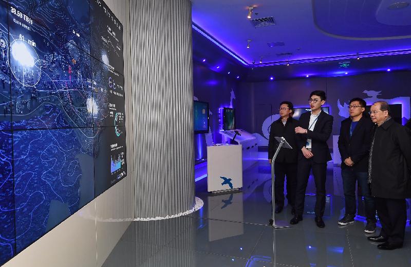 政务司司长张建宗今日（二月五日）到访深圳南山区并参观腾讯计算机系统有限公司（腾讯）。图示张建宗（右一）听取腾讯代表的讲解。