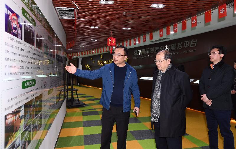 The Chief Secretary for Administration, Mr Matthew Cheung Kin-chung (centre), today (February 5) visits the Shenzhen-Hong Kong Youth Innovation Entrepreneurship Base in Nanshan District in Shenzhen and is briefed by an entrepreneur from Hong Kong to understand the business operations in the Base.