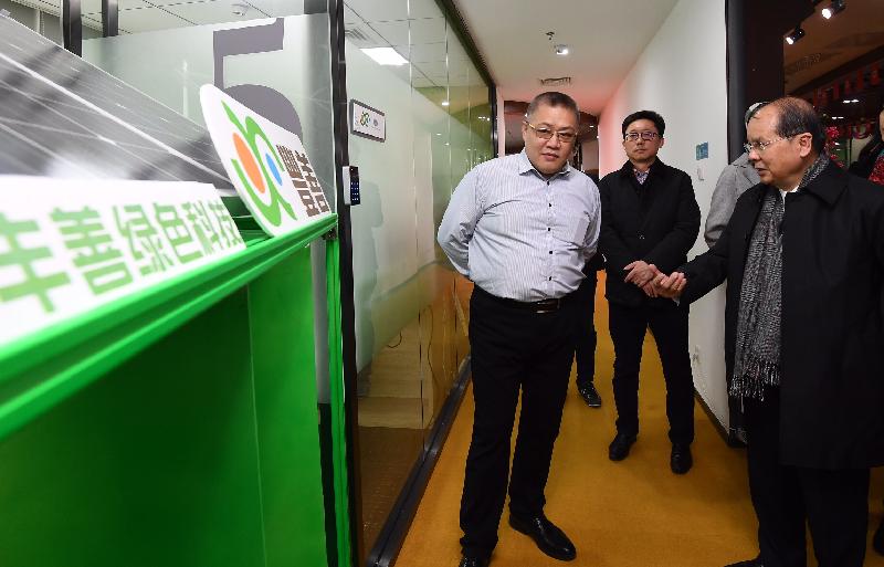 The Chief Secretary for Administration, Mr Matthew Cheung Kin-chung (first right), today (February 5) visits the Shenzhen-Hong Kong Youth Innovation Entrepreneurship Base in Nanshan District in Shenzhen and speaks with an entrepreneur from Hong Kong to understand the business operations in the Base.