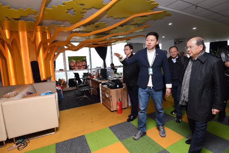 The Chief Secretary for Administration, Mr Matthew Cheung Kin-chung (first right), today (February 5) visits the Shenzhen-Hong Kong Youth Innovation Entrepreneurship Base in Nanshan District in Shenzhen and is briefed by an entrepreneur from Hong Kong to understand the business operations in the Base.