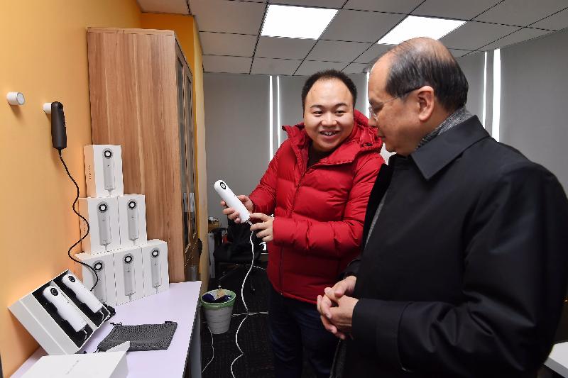 The Chief Secretary for Administration, Mr Matthew Cheung Kin-chung (right), today (February 5) visits the Shenzhen-Hong Kong Youth Innovation Entrepreneurship Base in Nanshan District in Shenzhen and is briefed by an entrepreneur from Hong Kong to understand the business operations in the Base.