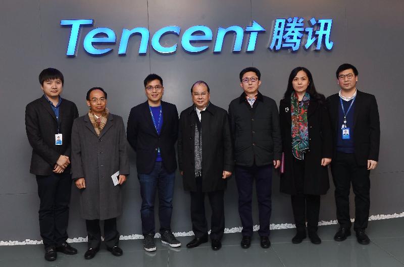 The Chief Secretary for Administration, Mr Matthew Cheung Kin-chung, today (February 5) visited Tencent Computer System Company Limited in Nanshan District in Shenzhen. Mr Cheung (centre) is pictured with the Director of the Hong Kong Economic and Trade Office in Guangdong of the Government of the Hong Kong Special Administrative Region, Mr Albert Tang (second left), as well as local officials and representatives of Tencent. 
