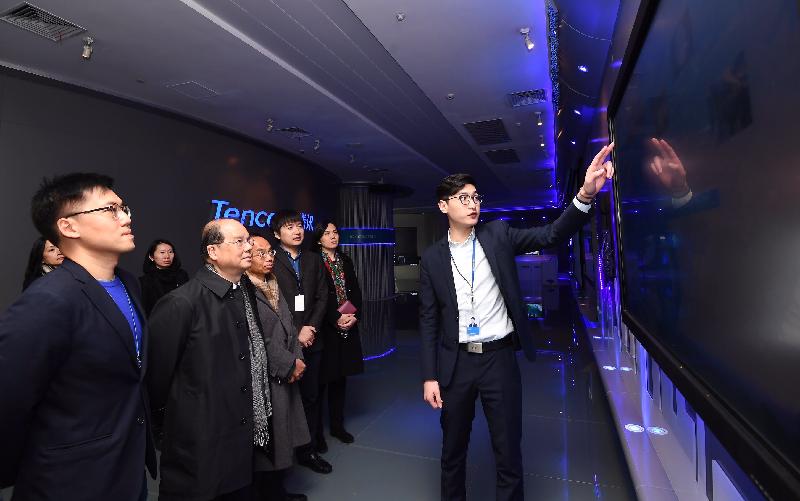 The Chief Secretary for Administration, Mr Matthew Cheung Kin-chung (front row, second left), today (February 5) visits Tencent Computer System Company Limited in Nanshan District in Shenzhen and is briefed on the latest developments of information technology, software and hardware development as well as technology advancement and distribution.