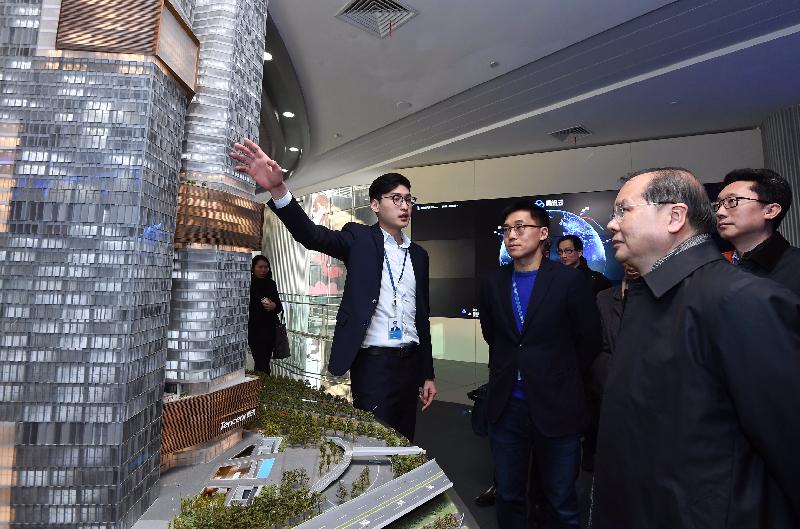 The Chief Secretary for Administration, Mr Matthew Cheung Kin-chung, today (February 5) visited Tencent Computer System Company Limited in Nanshan District in Shenzhen. Photo shows Mr Cheung (second right) being briefed by a representative of Tencent.
