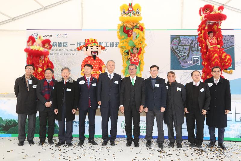 The Financial Secretary, Mr Paul Chan (fifth right), is pictured with the Permanent Secretary for Development (Works), Mr Hon Chi-keung (third left); the Under Secretary for Development, Mr Liu Chun-san (fourth right); the Director of Civil Engineering and Development, Mr Lam Sai-hung (second left); the Consul General of the Republic of Korea in Hong Kong, Mr Kim Weon-jin (fifth left) ; the Chairman of the Islands District Council, Mr Chow Yuk-tong (third right), and other guests at the launch ceremony for the reclamation and advance works of Tung Chung New Town Extension today (February 5).