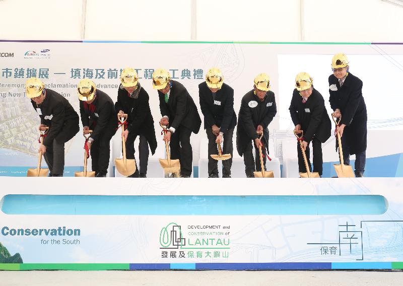 The Financial Secretary, Mr Paul Chan attended the launch ceremony for the reclamation and advance works of Tung Chung New Town Extension today (February 5). Photo shows Mr Chan (fourth left); the Permanent Secretary for Development (Works), Mr Hon Chi-keung (third left); the Under Secretary for Development, Mr Liu Chun-san (fourth right); the Director of Civil Engineering and Development, Mr Lam Sai-hung (second left); the Chairman of the Islands District Council, Mr Chow Yuk-tong (third right); and other guests officiating at the ceremony.