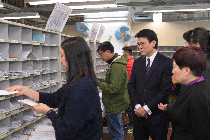 商务及经济发展局局长邱腾华（右三）今日（二月六日）到访邮政总局，了解邮件分拣的流程。
