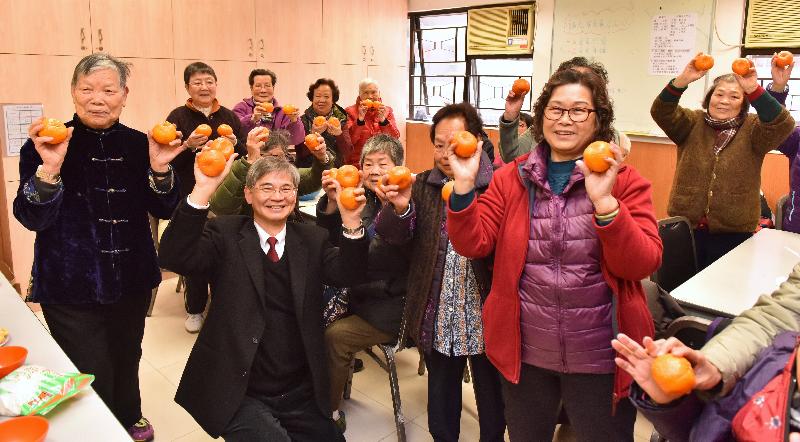 勞工及福利局局長羅致光博士今日（二月六日）到訪明愛鄭承峰長者社區中心（深水埗）。圖示羅致光博士（左二）向長者送上甜柑預祝農曆新年。