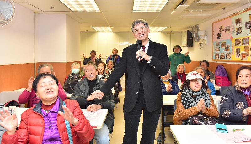 The Secretary for Labour and Welfare, Dr Law Chi-kwong, visited Caritas Cheng Shing Fung District Elderly Centre (Sham Shui Po) today (February 6). Photo shows Dr Law (centre) singing the song "The Beacon of Friendship" with elderly volunteers.