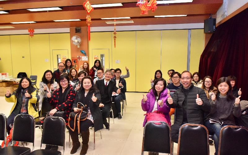 The Secretary for Labour and Welfare, Dr Law Chi-kwong, visited Caritas Cheng Shing Fung District Elderly Centre (Sham Shui Po) today (February 6). Photo shows Dr Law (second row, third left) accompanied by the Senior Social Work Supervisor of Services for the Elderly of Caritas Hong Kong, Mr Lai Sau-man (front row, second right), and the District Social Welfare Officer (Sham Shui Po), Ms Wendy Chau (front row, second left), pictured with social work personnel at a training session.