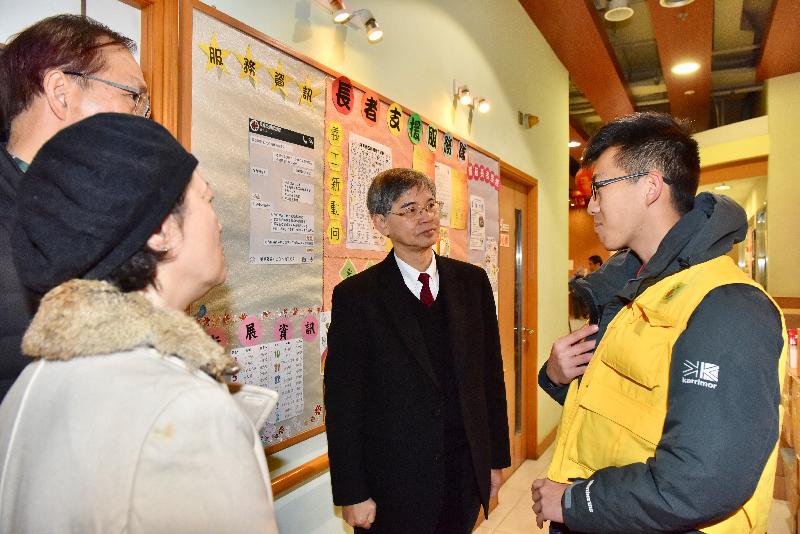 The Secretary for Labour and Welfare, Dr Law Chi-kwong, visited Caritas Cheng Shing Fung District Elderly Centre (Sham Shui Po) today (February 6). Photo shows Dr Law (centre) listening to a young man sharing his aspiration to join the care profession.