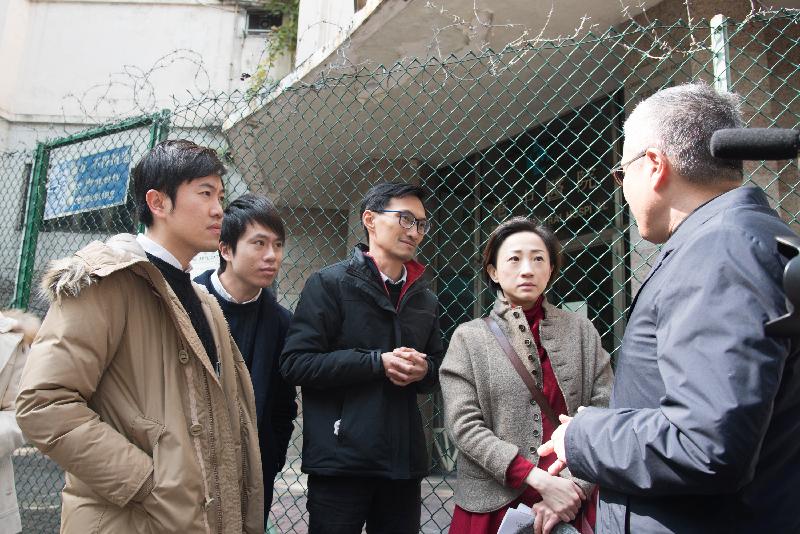Members of the Legislative Council observed the vicinity of the proposed construction site of a private hospital at the Hong Kong Sheng Kung Hui (HKSKH) Compound in Central today (February 6). Photo shows Members exchanging views with a representative of HKSKH on the traffic impact of the proposed construction of a private hospital on the site. 
