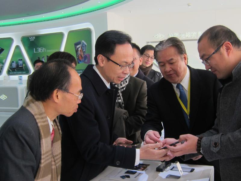 The Secretary for Constitutional and Mainland Affairs, Mr Patrick Nip, visits a glass screen plant operated by a Hong Kong enterprise in Huizhou today (February 6) to learn about the experience of Hong Kong companies in developing business on the Mainland. Photo shows Mr Nip (second left) being introduced to the products of the company.
