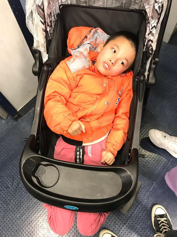 The Chinese boy is about six to eight years old. He is about 1.3 metres tall and 40 kilograms in weight. He has a pointed face with yellow complexion and short black hair. He wore an orange jacket and pink trousers when being found. No identity document was found.