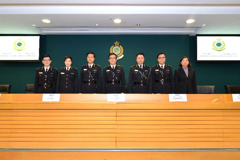 The Commissioner of Customs and Excise, Mr Hermes Tang (centre), chairs the Customs and Excise Department's 2017 year-end review press conference today (February 7). Directorate officials also present are the Deputy Commissioner of Customs and Excise, Mr Lin Shun-yin (third left); the Assistant Commissioner (Excise and Strategic Support), Mr Jimmy Tam (third right); the Assistant Commissioner (Boundary and Ports), Ms Louise Ho (second left); the Assistant Commissioner (Intelligence and Investigation), Mr Ellis Lai (second right); the Assistant Commissioner (Administration and Human Resource Development), Mr Ngan Hing-cheung (first left); and the Head of Trade Controls, Ms Teresa Fu (first right).