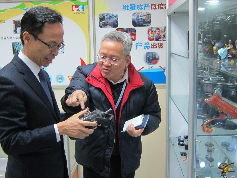 政制及內地事務局局長聶德權（左）今日（二月七日）在東莞參觀當地的港資智能玩具研發及製造商，了解企業升級轉型的經驗及發展智能產品的潛力。