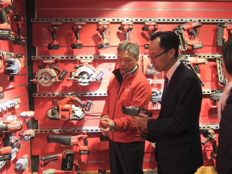 政制及內地事務局局長聶德權今日（二月七日）在東莞參觀一間港資電動工具生產公司。圖示聶德權（右）參觀公司產品展示廳。
