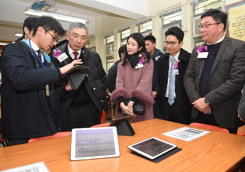 The Secretary for Financial Services and the Treasury, Mr James Lau (fourth right), visits the Choi Hung Estate Catholic Secondary School in Wong Tai Sin District this afternoon (February 7), to learn more about how the school makes use of information technology to enhance library services. Also participating are the Chairman of the Wong Tai Sin District Council, Mr Li Tak-hong (first right); the Under Secretary for Financial Services and the Treasury, Mr Joseph Chan (second right); and the District Officer (Wong Tai Sin), Ms Annie Kong (third right). 