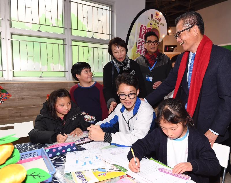 財政司司長陳茂波（右一）今日（二月七日）參觀香港基督教服務處觀塘樂Teen會，並與中心內的兒童及青少年交流。