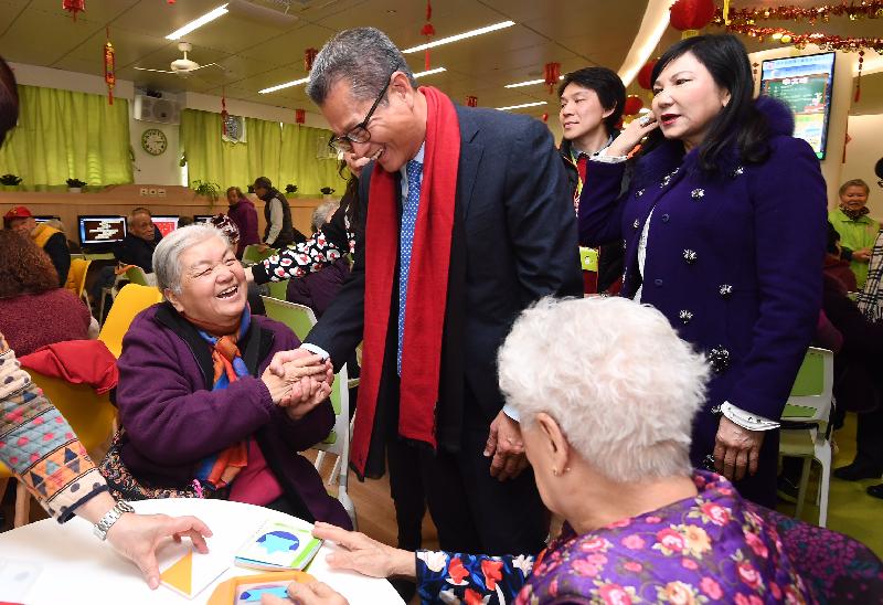 The Financial Secretary, Mr Paul Chan (third right), today (February 7) visits the Po Leung Kuk Lau Chan Siu Po Elderly Centre and chats with elderly people. Joining him is Vice Chairman of the Po Leung Kuk Dr Margaret Choi (first right).