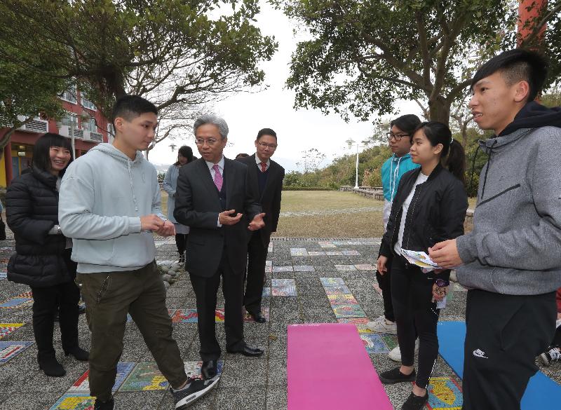 The Secretary for the Civil Service, Mr Joshua Law (third left), today (February 8) visits the Breakthrough Youth Village in Sha Tin to learn more about the facilities and activities there.