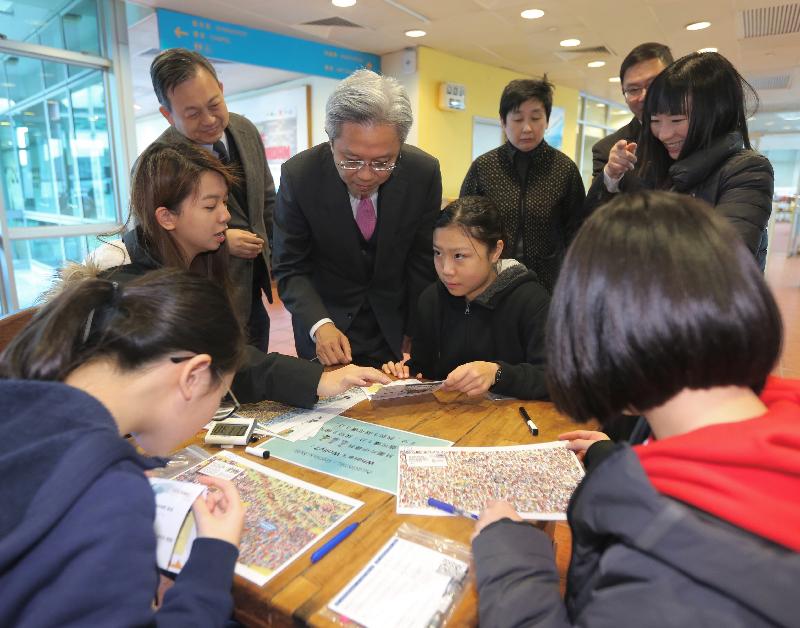 The Secretary for the Civil Service, Mr Joshua Law (fourth left), today (February 8) visits the Breakthrough Youth Village in Sha Tin to learn more about the activities provided for teenagers. 