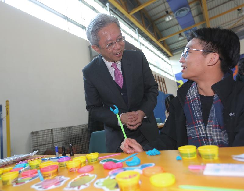 The Secretary for the Civil Service, Mr Joshua Law (left), today (February 8) visits the Breakthrough Youth Village in Sha Tin to learn more about the activities provided for teenagers. 