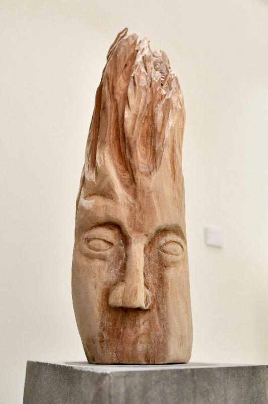 The opening ceremony of the "Art Specialist Course 2017-18 Graduation Exhibition" was held today (February 9) at the Hong Kong Visual Arts Centre. Photo shows Ho Nga-ting's sculpture "Face of Wood".