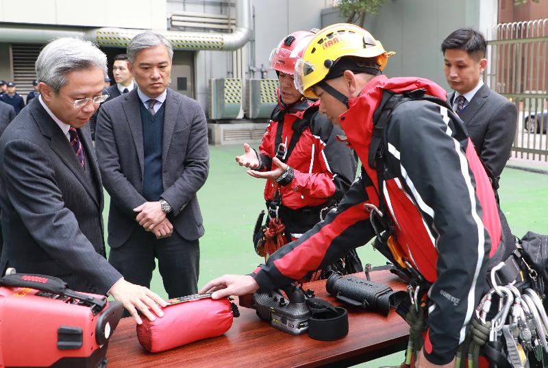 公務員事務局局長羅智光今日（二月九日）到訪消防處。圖示羅智光（左一）聽取高空拯救專隊人員介紹他們的工作情況、裝備及培訓，旁為消防處處長李建日（左二）。