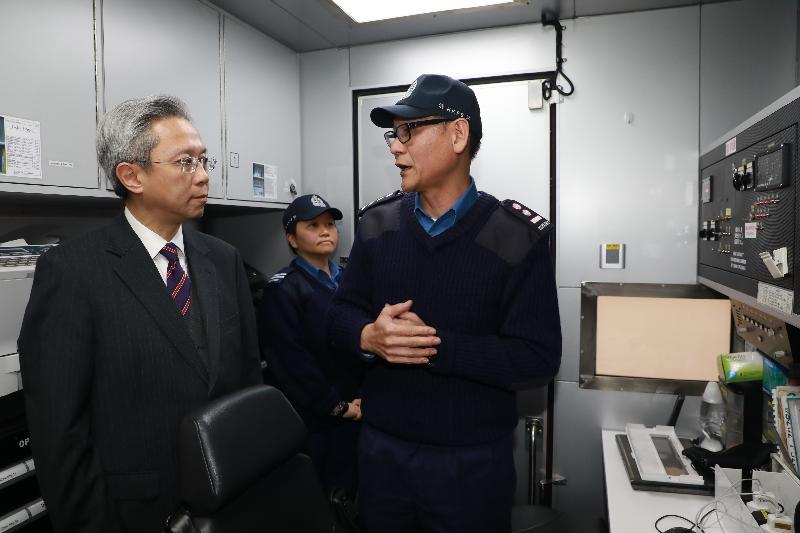 公務員事務局局長羅智光今日（二月九日）到訪消防處。圖示羅智光（左一）參觀該處用作大型事故現場指揮和控制中心的流動指揮車。