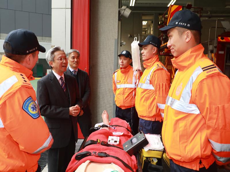 公務員事務局局長羅智光今日（二月九日）到訪消防處。圖示羅智光（左二）觀看救護人員示範如何處理院前心臟停頓個案。