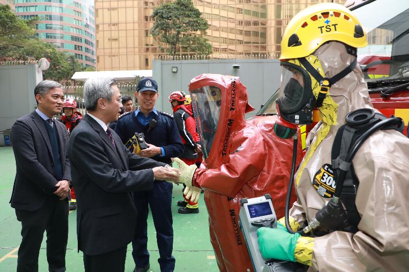 The Secretary for the Civil Service, Mr Joshua Law, visited the Fire Services Department today (February 9). Photo shows Mr Law (second left) chatting with members of the Hazardous Materials Team to learn more about their work, equipment and training. Looking on is the Director of Fire Services, Mr Li Kin-yat (first left).