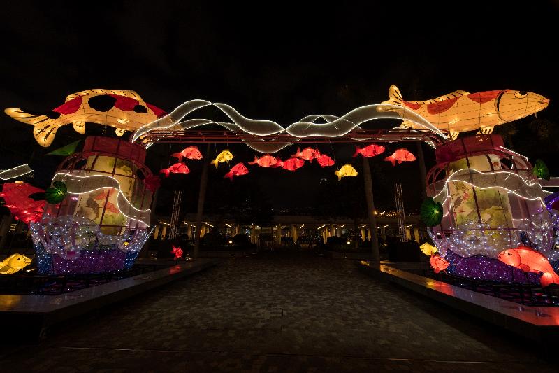 The Leisure and Cultural Services Department will present a Lunar New Year thematic lantern display entitled "Happily the Fishes Leap!" at the Hong Kong Cultural Centre Piazza from today (February 9) featuring koi fish, a symbol of good fortune, as the main theme to celebrate the advent of the Lunar New Year and wishing Hong Kong abundance and success. 