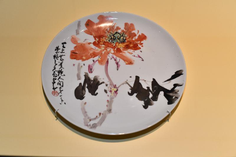 The "Porcelain and Painting" exhibition opened today (February 9) at the Chao Shao-an Gallery of the Hong Kong Heritage Museum. Photo shows a dish of enamels on porcelain, "The Scent of Peony" painted by Chao Shao-an. (Collection of the Hong Kong Heritage Museum.)