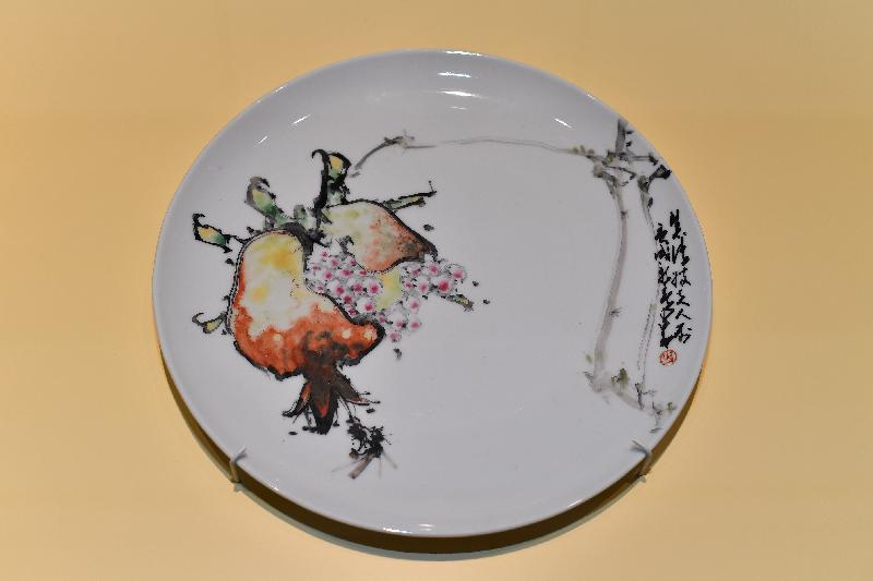 The "Porcelain and Painting" exhibition opened today (February 9) at the Chao Shao-an Gallery of the Hong Kong Heritage Museum. Photo shows a dish of enamels on porcelain, "Pomegranate" painted by Chao Shao-an. (Collection of the Hong Kong Heritage Museum.)