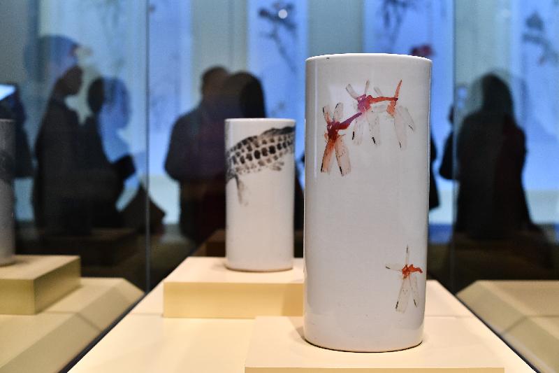 The "Porcelain and Painting" exhibition opened today (February 9) at the Chao Shao-an Gallery of the Hong Kong Heritage Museum. Photo shows a brush pot of enamels on porcelain, "Red Dragonflies" painted by Chao Shao-an (right) (from the collection of the Hong Kong Heritage Museum), and a brush pot of enamels on porcelain, "Fish" painted by Yang Shanshen (left) (from a private collection).