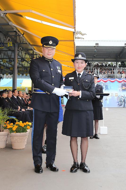 The Correctional Services Department held a passing-out parade at the Staff Training Institute in Stanley today (February 9). Photo shows the Assistant Commissioner of Correctional Services (Rehabilitation), Mr Tang Ping-ming (left), presenting a Best Recruit Award, the Golden Whistle, to Assistant Officer II Ms Ng Wing-naam.
