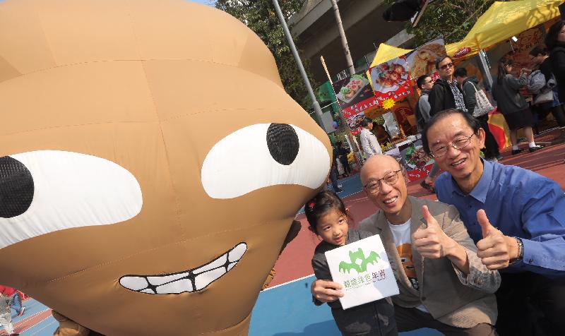 The Secretary for the Environment, Mr Wong Kam-sing (middle), and the Chairman of the Environmental Campaign Committee, Mr Lam Chiu-ying (right), today (February 10) call on members of the public to support the Green Lunar New Year Fair at Kwun Tong Recreation Ground.