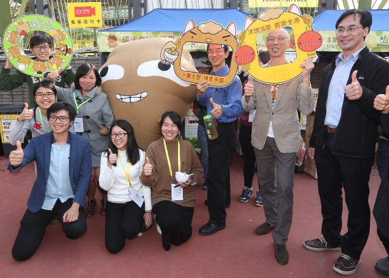 The Secretary for the Environment, Mr Wong Kam-sing (second right), and the Chairman of the Environmental Campaign Committee, Mr Lam Chiu-ying (third right), call on stall operators and members of the public to cherish resources by practising waste reduction at source, clean recycling and resources sharing at the Green Lunar New Year Fair at Kwun Tong Recreation Ground today (February 10).
