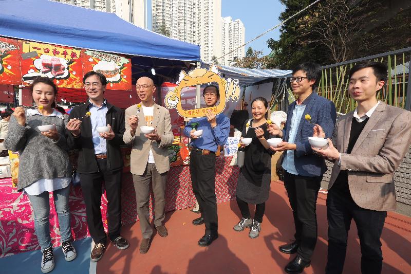 The Secretary for the Environment, Mr Wong Kam-sing (third left), and the Chairman of the Environmental Campaign Committee (ECC), Mr Lam Chiu-ying (centre), visit the Green Lunar New Year (LNY) Fair at Kwun Tong Recreation Ground with members of the ECC and its Publicity Working Group today (February 10) to encourage the public to practise waste reduction at source by avoiding the use of disposable items while visiting LNY fairs.