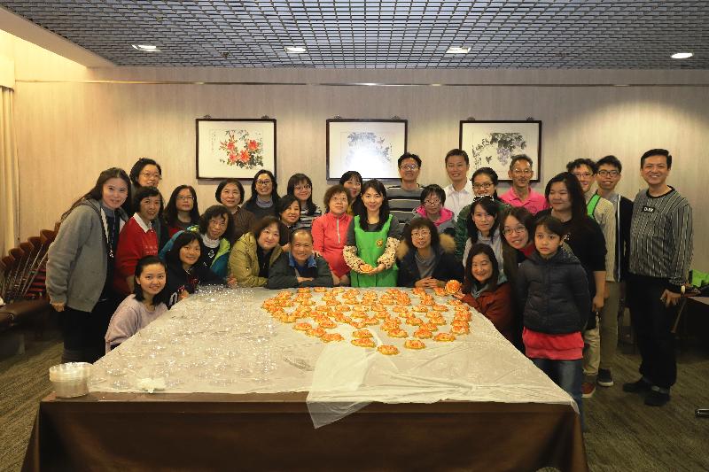 The Housing Department (HD) Volunteers Corps visited elderly tenants at Ming Tak Estate, Tseung Kwan O, last Saturday (February 10).  Photo shows the HD Volunteers Corps making festive rice cakes in the shape of golden carp for elderly tenants.