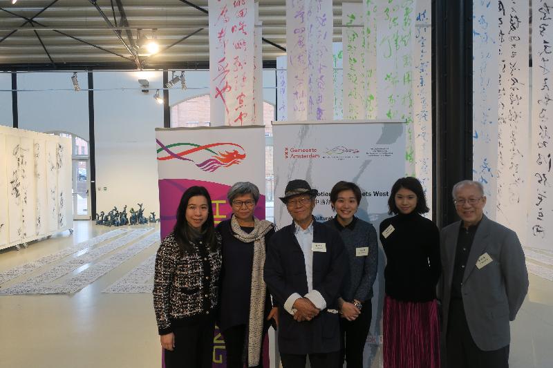 Supported by the Hong Kong Economic and Trade Office in Brussels (HKETO, Brussels), the exhibition "Lines in Motion: East meets West" is being held in Amsterdam, the Netherlands from February 9 to March 3. Pictured from left are the Deputy Representative of the HKETO, Brussels, Miss Fiona Chau, initiator of the exhibition Chan Loi-che and Hong Kong artists Foo Sai-heng, Wong Sze-wai, Tsang See-wan and Kan Kit-keung at the opening of the exhibition on February 9.