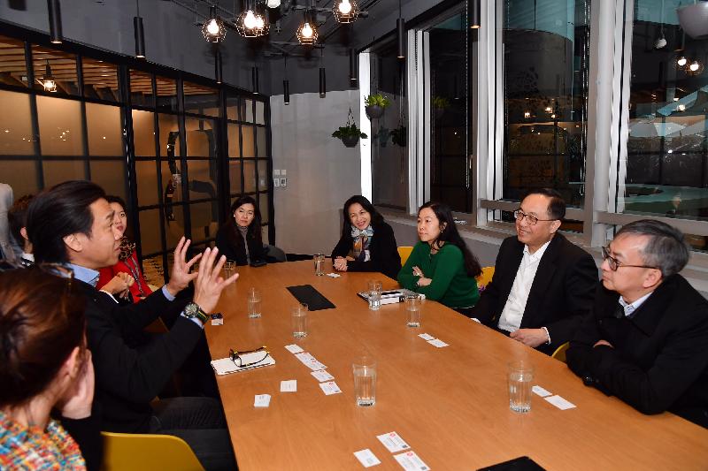創新及科技局局長楊偉雄（右二）今日（二月十三日）參觀共用工作空間blueprint期間，與初創企業代表傾談。