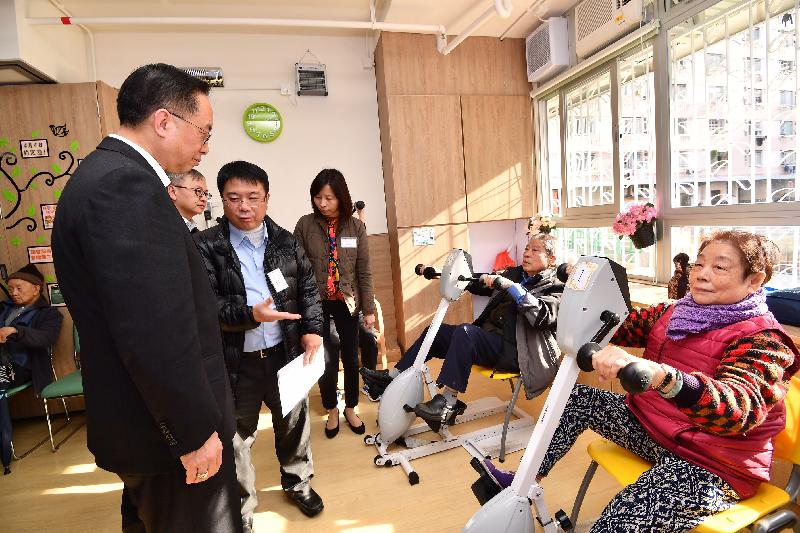 創新及科技局局長楊偉雄（左一）今日（二月十三日）在耆康會柴灣長者地區中心觀看長者使用健體設施。