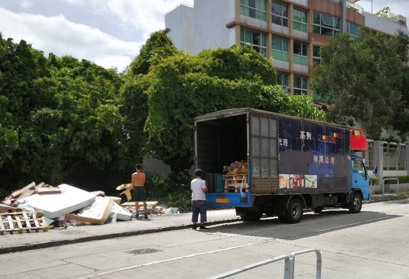 During a blitz operation by the Environmental Protection Department at Ma Fung Ling Road in Yuen Long in July last year, four lorries were caught carrying commercial and industrial waste including unwanted furniture and broken refrigerators for illegal dumping.
